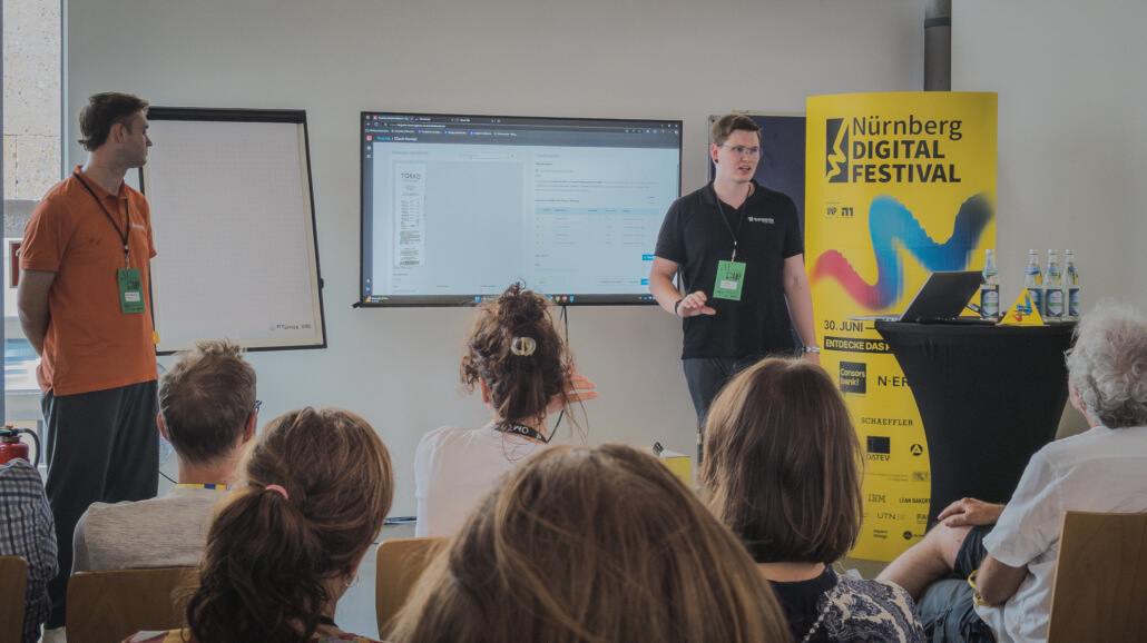 Robin und Jan präsentieren die targenio Assistenten-Plattform auf dem AI Camp des Nürnberg Digital Festivals 2025