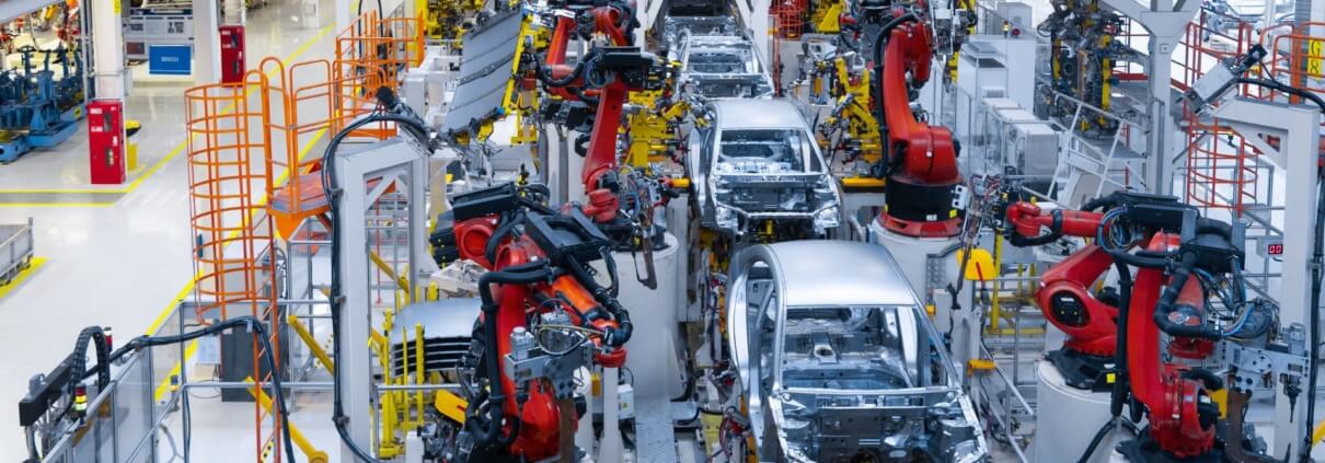 ervicetechniker an Maschine — digitaler Assistent im industriellen Kundenservice